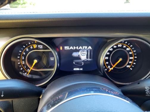 Photo 3 of 18 of 2018 Jeep Wrangler Unlimited Sahara