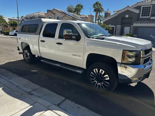 White 2009 Chevrolet Silverado 2500 LT Crew Cab