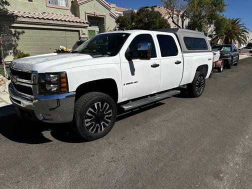 White 2009 Chevrolet Silverado 2500 LT Crew Cab
