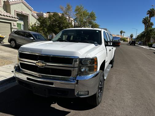 White 2009 Chevrolet Silverado 2500 LT Crew Cab