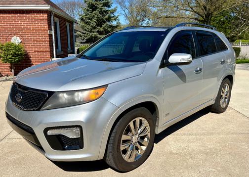 Silver 2011 Kia Sorento SX