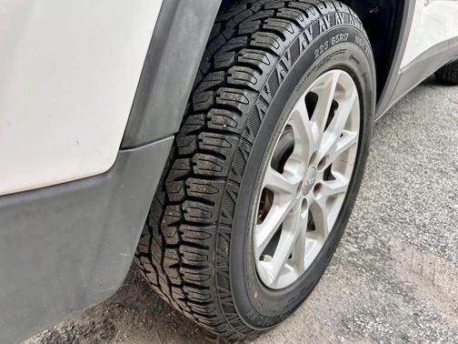 White 2017 Jeep Cherokee Latitude