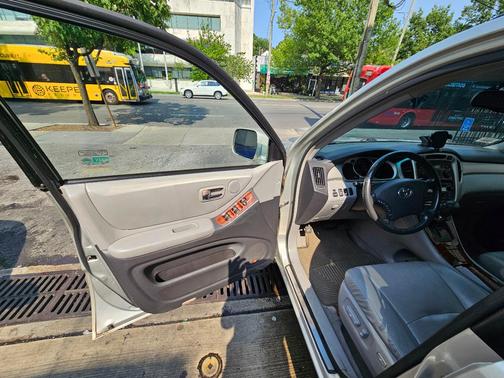 Silver 2006 Toyota Highlander Hybrid Limited