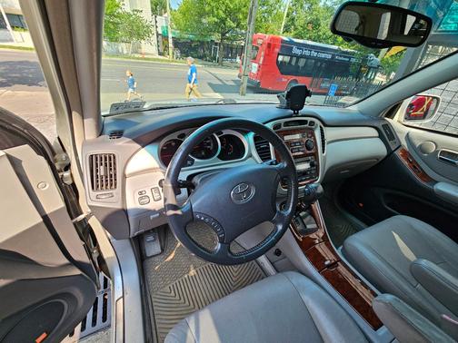 Silver 2006 Toyota Highlander Hybrid Limited