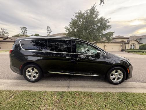 2017 Chrysler Pacifica Touring-L Plus