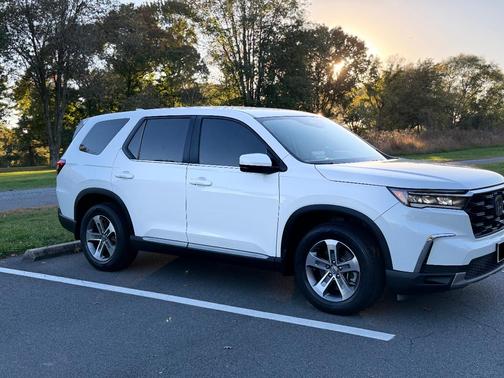 White 2024 Honda Pilot EX-L 7-Passenger