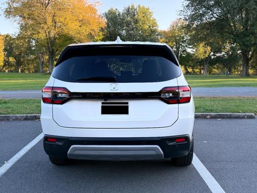 White 2024 Honda Pilot EX-L 7-Passenger