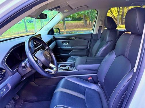 White 2024 Honda Pilot EX-L 7-Passenger