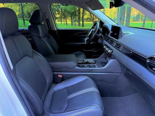 White 2024 Honda Pilot EX-L 7-Passenger