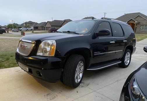 Photo 1 of 5 of 2010 GMC Yukon Denali