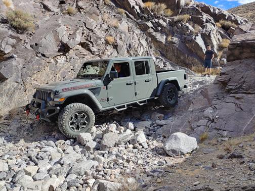 Photo 4 of 6 of 2020 Jeep Gladiator Rubicon
