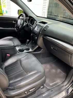 Black 2012 Kia Sorento SX