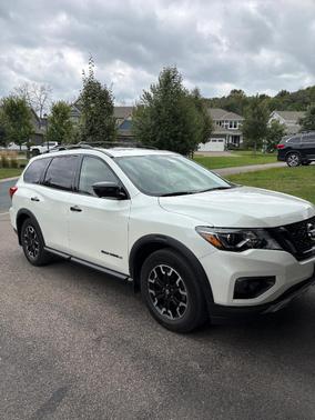 White 2019 Nissan Pathfinder SL