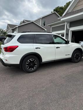 White 2019 Nissan Pathfinder SL