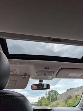 White 2019 Nissan Pathfinder SL