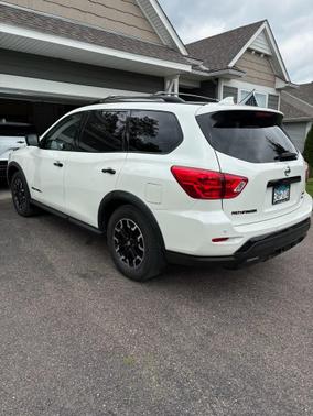 White 2019 Nissan Pathfinder SL