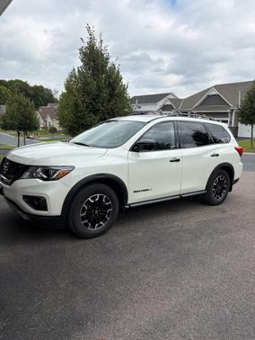 White 2019 Nissan Pathfinder SL