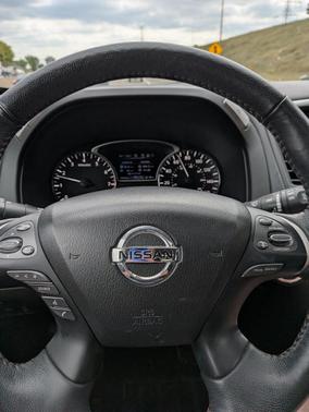White 2019 Nissan Pathfinder SL