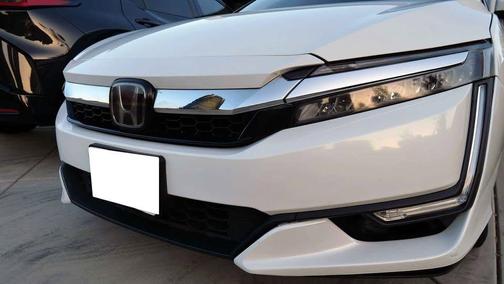 White 2018 Honda Clarity Plug-In Hybrid Base