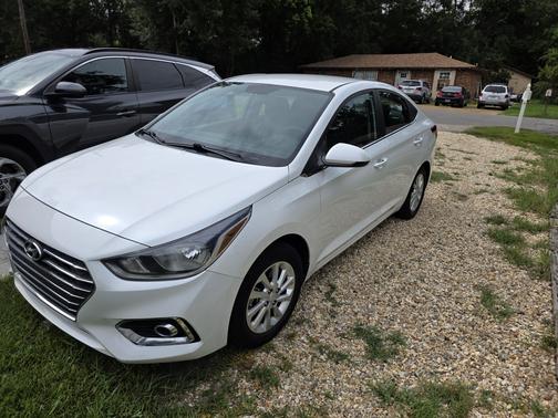 White 2022 Hyundai Accent SEL