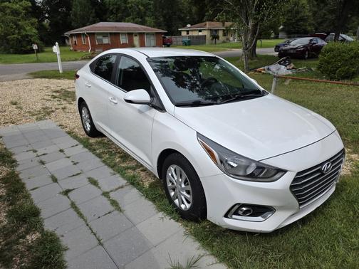 White 2022 Hyundai Accent SEL