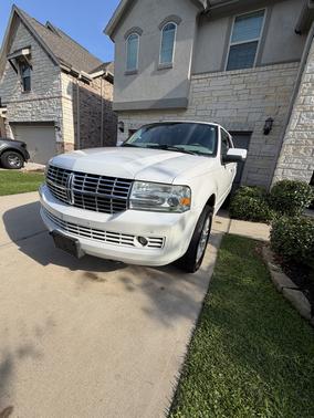 White 2012 Lincoln Navigator Base