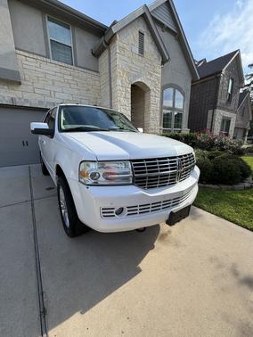 White 2012 Lincoln Navigator Base