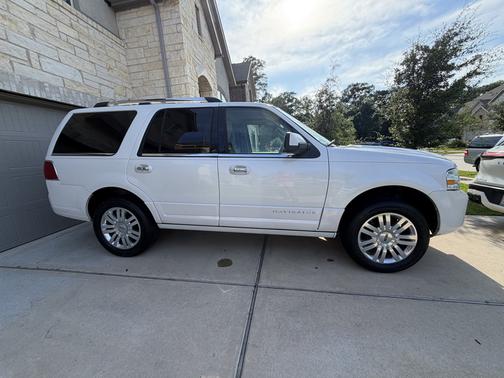 White 2012 Lincoln Navigator Base