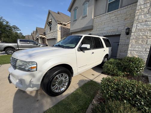 White 2012 Lincoln Navigator Base