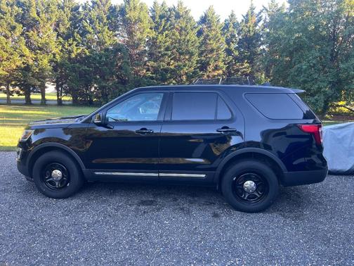 Black 2016 Ford Explorer XLT