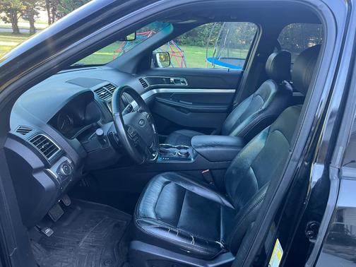 Black 2016 Ford Explorer XLT