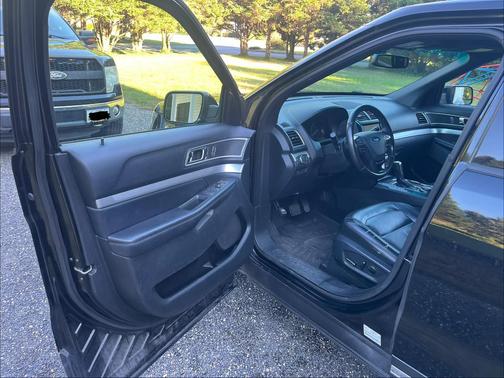 Black 2016 Ford Explorer XLT