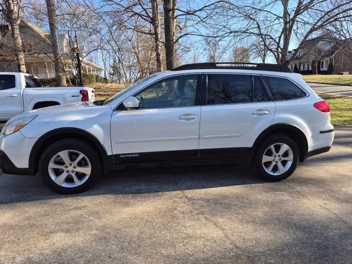 White 2013 Subaru Outback 2.5i Limited