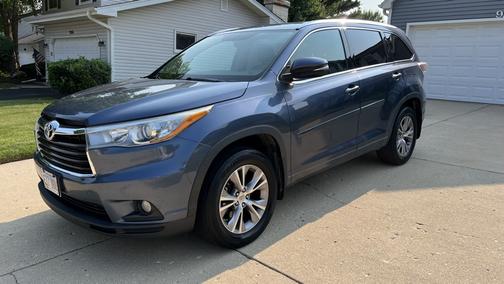 Blue 2015 Toyota Highlander XLE