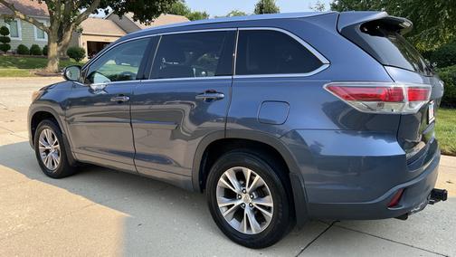 Blue 2015 Toyota Highlander XLE