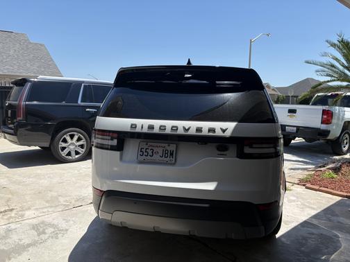 White 2018 Land Rover Discovery SE