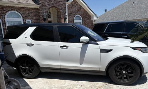 White 2018 Land Rover Discovery SE