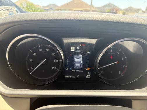 White 2018 Land Rover Discovery SE