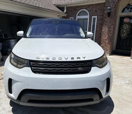 White 2018 Land Rover Discovery SE