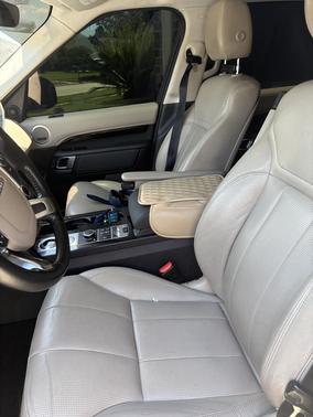 White 2018 Land Rover Discovery SE