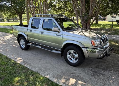 Beige 2000 Nissan Frontier SE Crew Cab