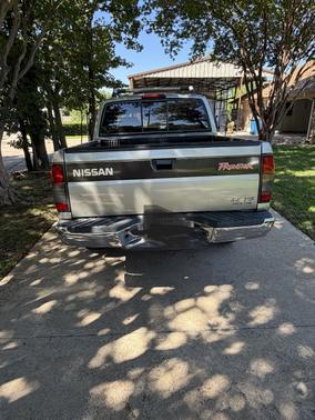Beige 2000 Nissan Frontier SE Crew Cab