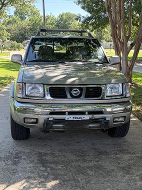 Beige 2000 Nissan Frontier SE Crew Cab