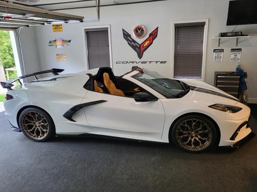 White 2023 Chevrolet Corvette Stingray w/2LT