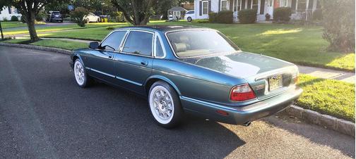Green 2000 Jaguar XJ8 Base