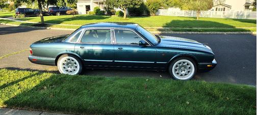 Green 2000 Jaguar XJ8 Base