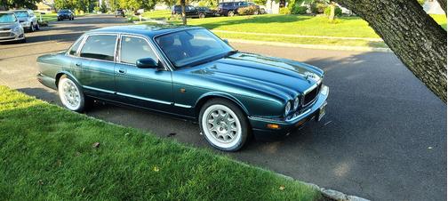 Green 2000 Jaguar XJ8 Base