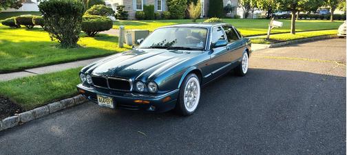 Green 2000 Jaguar XJ8 Base
