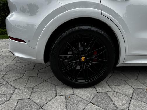2024 Porsche Cayenne S