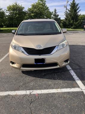 Gold 2011 Toyota Sienna LE